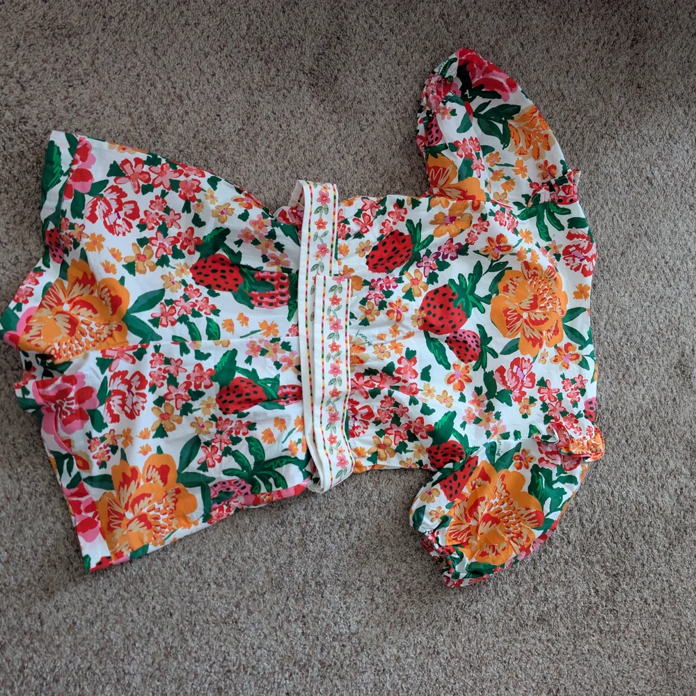 Farm Rio Strawberry Mixed Floral Shorts Jumpsuit NWT Size S Beaded Belt Romper - Picture 7 of 10